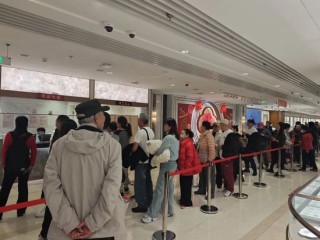 菜百卖黄金的队伍，一眼望不到头