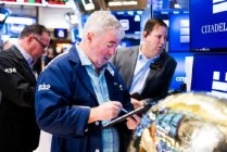 盘前：纳指期货涨0.23% 金银再创新高