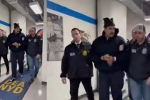 白宫发布视频：委内瑞拉总统马杜罗在美方人员控制下，向现场人员说“新年快乐”！地毯上标有美国缉毒局纽约分局(DEA NYD)的字样