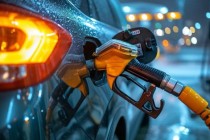 成品油价今晚上调，加满一箱油多花5元左右