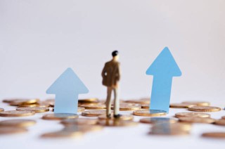 建筑业绩的配置依据是什么？这种配置方式对建筑行业有何影响？