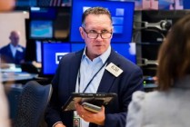 尾盘：道指上涨280点，特朗普关税遭质疑且AI交易复苏