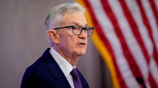 美联储主席鲍威尔在特朗普持续攻击下赞颂诚信与公共服务精神