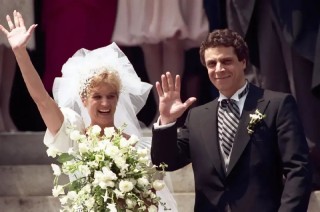 决心击败特朗普的纽约前州长，身家几何？