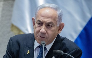 美以称哈梅内伊已“不在世” 伊朗关闭霍尔木兹海峡 袭击致近千人伤亡