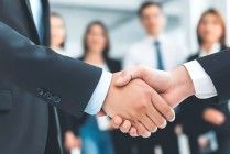 攒局200亿，公考冤家突变盟友