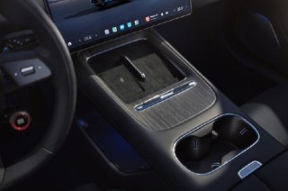 雷军曝光新一代小米SU7内饰图：这个氛围灯，是不是还可以？