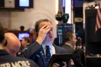 美股齐跌！金融股、软件股跌惨了！标普500抹去年内涨幅