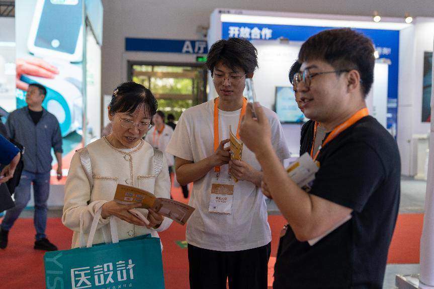 从 “光谱稳定” 到 “护眼靠谱”:柯达白泽系列护眼大路灯闪亮第25届COOC展  第5张 从 “光谱稳定” 到 “护眼靠谱”:柯达白泽系列护眼大路灯闪亮第25届COOC展  第5张