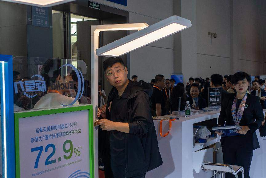 从 “光谱稳定” 到 “护眼靠谱”:柯达白泽系列护眼大路灯闪亮第25届COOC展  第10张 从 “光谱稳定” 到 “护眼靠谱”:柯达白泽系列护眼大路灯闪亮第25届COOC展  第10张