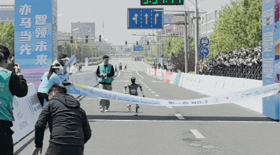 人形机器人半马奖项发布!宇树科技回应G1摔倒:未参赛,最近事多!夺冠机器人背后股东涉这些上市公司  第2张 人形机器人半马奖项发布!宇树科技回应G1摔倒:未参赛,最近事多!夺冠机器人背后股东涉这些上市公司  第2张