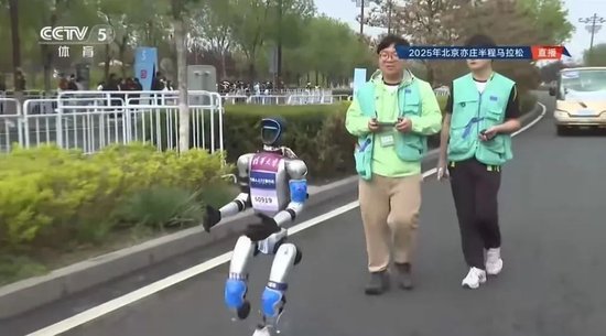 人形机器人半马奖项发布!宇树科技回应G1摔倒:未参赛,最近事多!夺冠机器人背后股东涉这些上市公司  第8张 人形机器人半马奖项发布!宇树科技回应G1摔倒:未参赛,最近事多!夺冠机器人背后股东涉这些上市公司  第8张