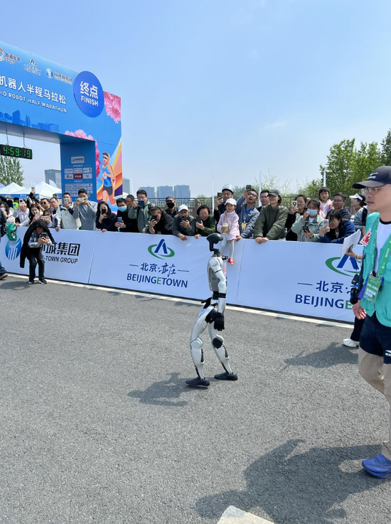 人形机器人半马奖项发布!宇树科技回应G1摔倒:未参赛,最近事多!夺冠机器人背后股东涉这些上市公司  第9张 人形机器人半马奖项发布!宇树科技回应G1摔倒:未参赛,最近事多!夺冠机器人背后股东涉这些上市公司  第9张