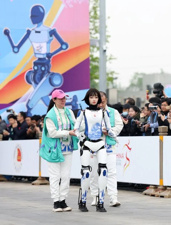 人形机器人半马奖项发布!宇树科技回应G1摔倒:未参赛,最近事多!夺冠机器人背后股东涉这些上市公司  第16张 人形机器人半马奖项发布!宇树科技回应G1摔倒:未参赛,最近事多!夺冠机器人背后股东涉这些上市公司  第16张