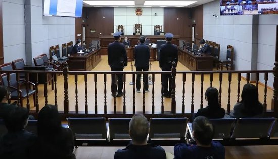 受贿、利用影响力受贿、洗钱 建设银行深圳市分行原副行长李华峰一审被判15年  第1张 受贿、利用影响力受贿、洗钱 建设银行深圳市分行原副行长李华峰一审被判15年  第1张