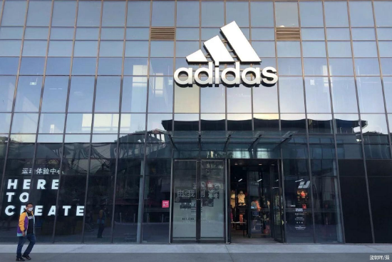 阿迪达斯警告称,因关税问题将上调其在美国的所有产品价格  第1张 阿迪达斯警告称,因关税问题将上调其在美国的所有产品价格  第1张