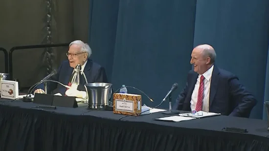 滚动更新|直击2025年巴菲特股东大会:贸易不应成为武器 美股市场波动实属常态 透露投资机遇  第2张 滚动更新|直击2025年巴菲特股东大会:贸易不应成为武器 美股市场波动实属常态 透露投资机遇  第2张