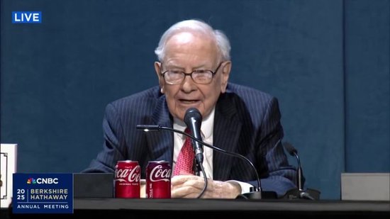 直击2025年巴菲特股东大会:贸易不应成为武器 市场波动实属常态 突然宣布年底卸任CEO  第1张 直击2025年巴菲特股东大会:贸易不应成为武器 市场波动实属常态 突然宣布年底卸任CEO  第1张