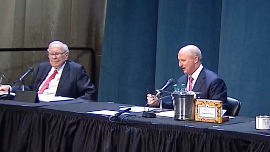 直击2025年巴菲特股东大会:贸易不应成为武器 市场波动实属常态 突然宣布年底卸任CEO  第3张 直击2025年巴菲特股东大会:贸易不应成为武器 市场波动实属常态 突然宣布年底卸任CEO  第3张