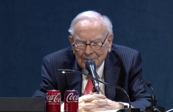 直击2025年巴菲特股东大会:贸易不应成为武器 市场波动实属常态 突然宣布年底卸任CEO  第4张 直击2025年巴菲特股东大会:贸易不应成为武器 市场波动实属常态 突然宣布年底卸任CEO  第4张