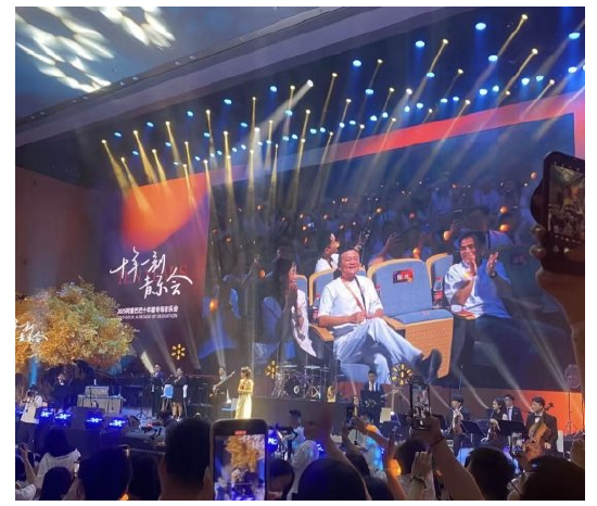 马云现身阿里音乐会 向员工挥手致意引发全场热烈掌声  第1张 马云现身阿里音乐会 向员工挥手致意引发全场热烈掌声  第1张