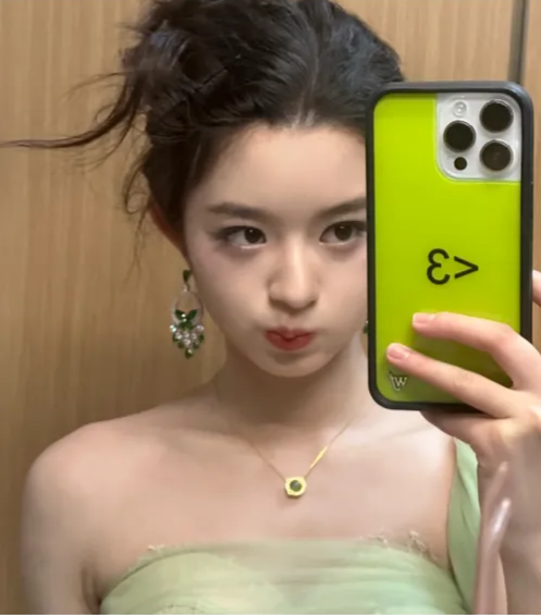 黄杨钿甜耳环价值230万?合理质疑理当得到回应  第1张 黄杨钿甜耳环价值230万?合理质疑理当得到回应  第1张