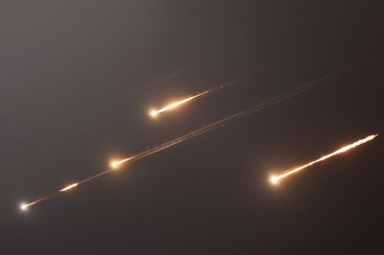 伊朗以导弹齐射回应以色列的大规模袭击  第1张 伊朗以导弹齐射回应以色列的大规模袭击  第1张