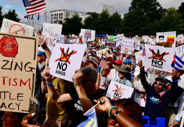 “不要国王！”抗议席卷全美，示威者涌入街头与警方发生冲突  第5张