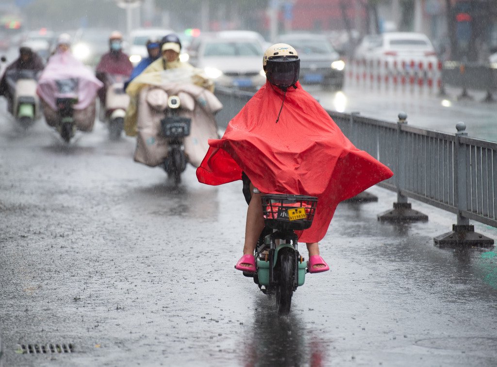 中央气象台已连续10天发布暴雨预警！警惕局地地质灾害  第1张