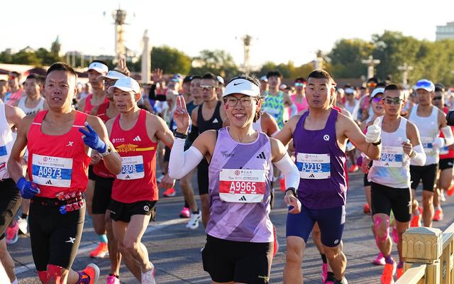 2025年北京马拉松天安门广场鸣枪起跑，3.2万余名选手同场竞技  第4张