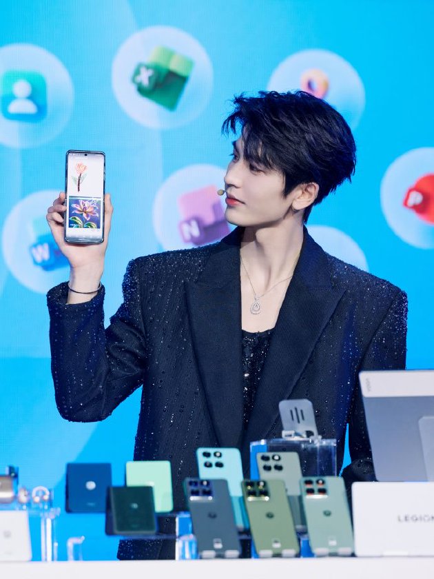 张凌赫代言!联想moto X70 Air AI手机亮相 天禧AI 3.5重磅发布  第4张 张凌赫代言!联想moto X70 Air AI手机亮相 天禧AI 3.5重磅发布  第4张