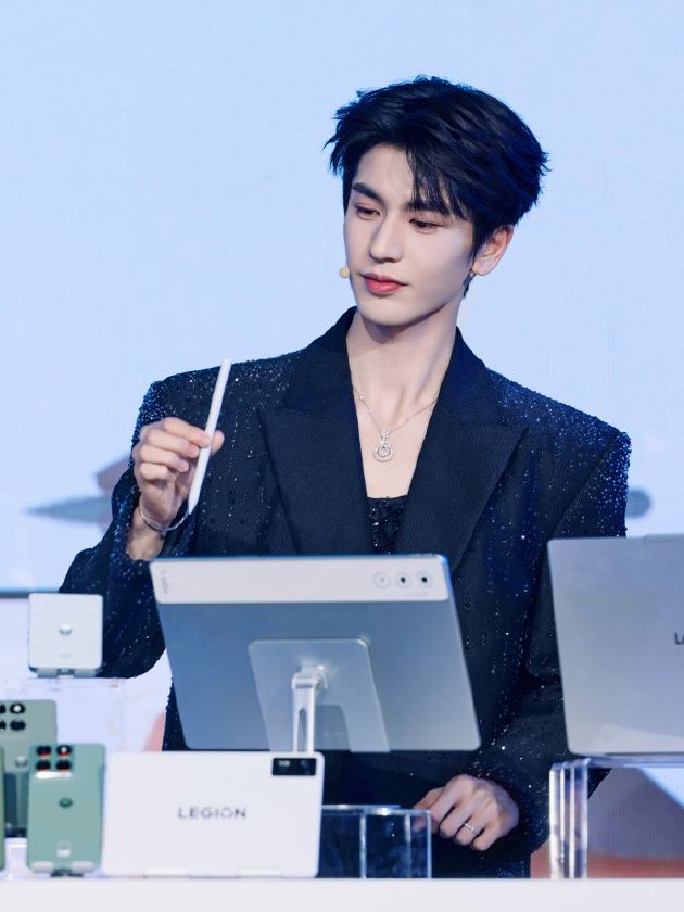 张凌赫代言!联想moto X70 Air AI手机亮相 天禧AI 3.5重磅发布  第11张 张凌赫代言!联想moto X70 Air AI手机亮相 天禧AI 3.5重磅发布  第11张