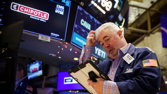 美国GDP数据表现强劲，投资者权衡利率路径，10年期美债收益率下行  第1张