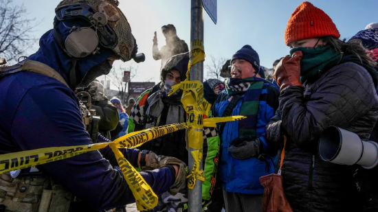 明尼苏达州州长沃尔兹要求特朗普叫停移民海关执法局在该州行动  第1张