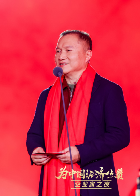 陈景河现场落泪,卢迈呼吁关注农村养育,韩璧丞展示仿生手抓哑铃……上百位企业家共话中国经济新动能 第13张 陈景河现场落泪,卢迈呼吁关注农村养育,韩璧丞展示仿生手抓哑铃……上百位企业家共话中国经济新动能 第13张