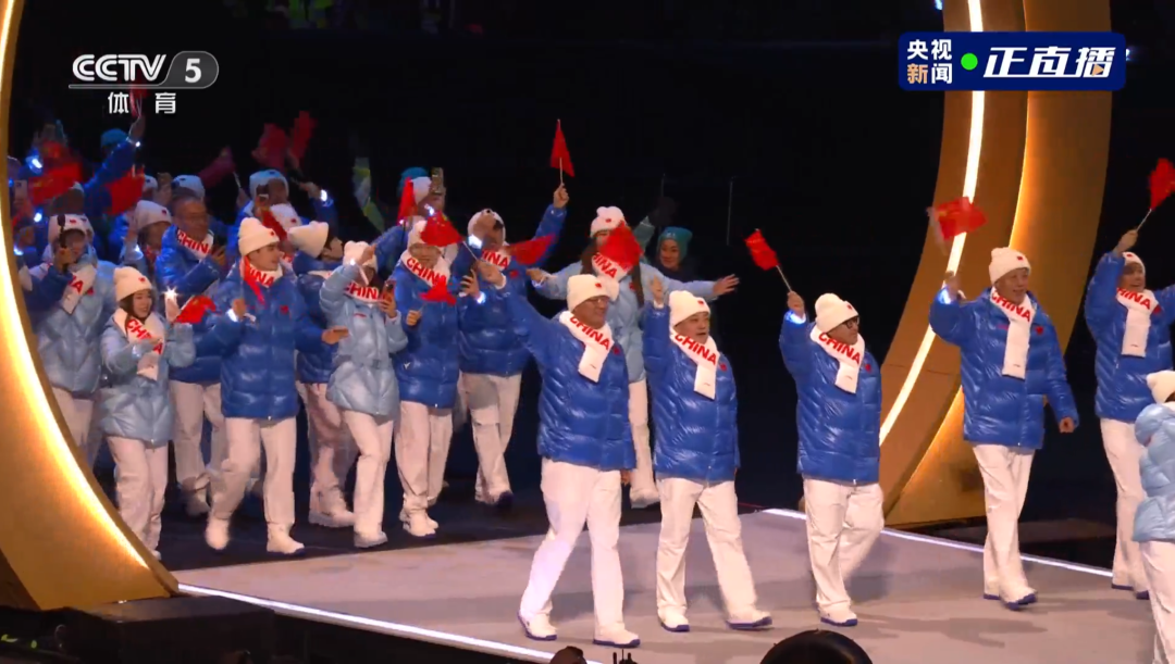 米兰冬奥会开幕，中国代表团亮相，谷爱凌再出征！郎朗时隔18年再登奥运开幕式舞台，奏响《奥林匹克颂》  第7张